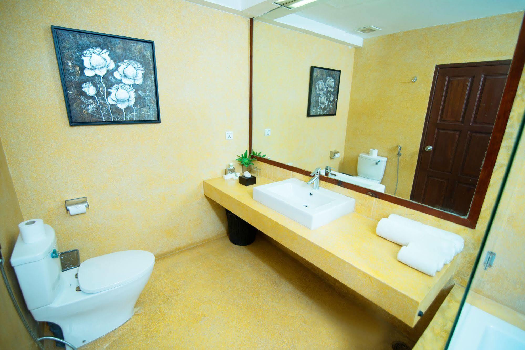 Riverview Cambodia Boutique Hotel プノンペン エクステリア 写真