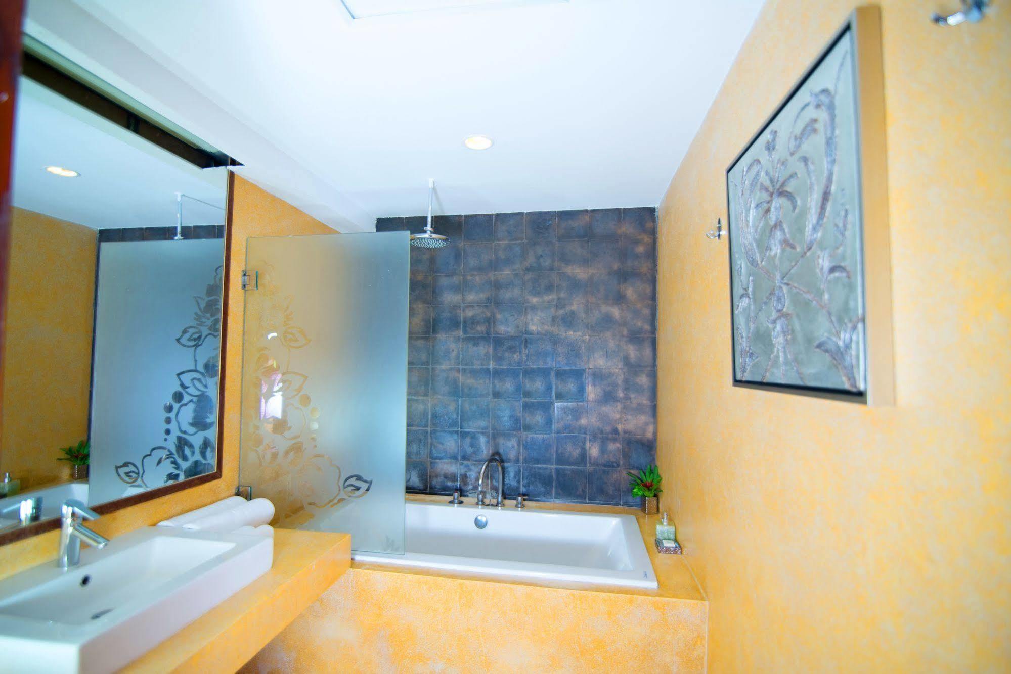 Riverview Cambodia Boutique Hotel プノンペン エクステリア 写真