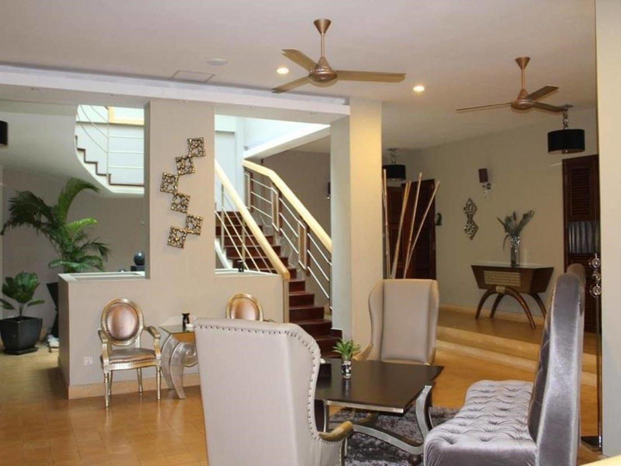 Riverview Cambodia Boutique Hotel プノンペン エクステリア 写真
