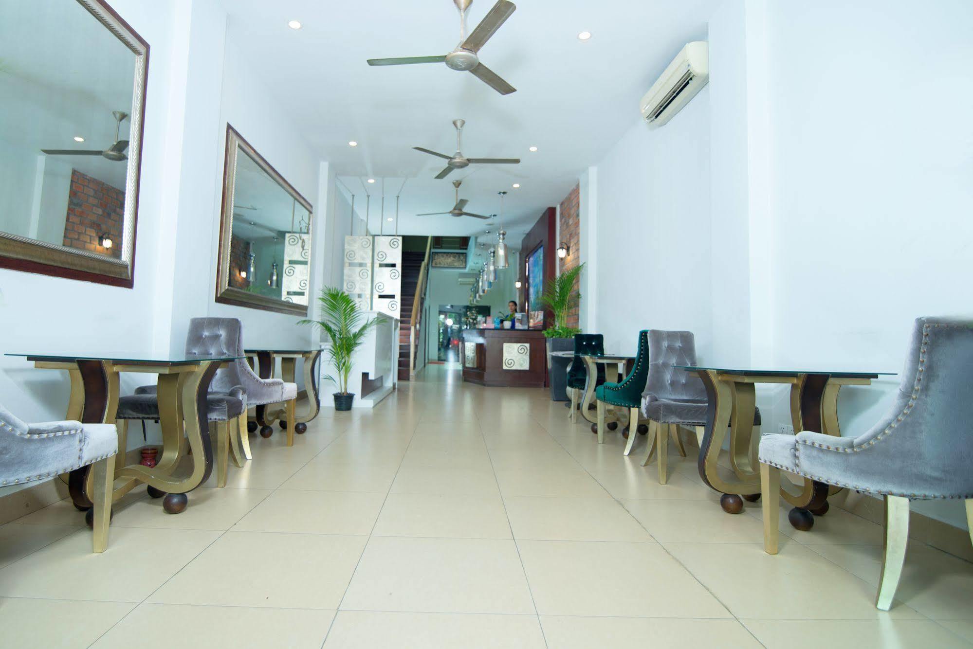 Riverview Cambodia Boutique Hotel プノンペン エクステリア 写真