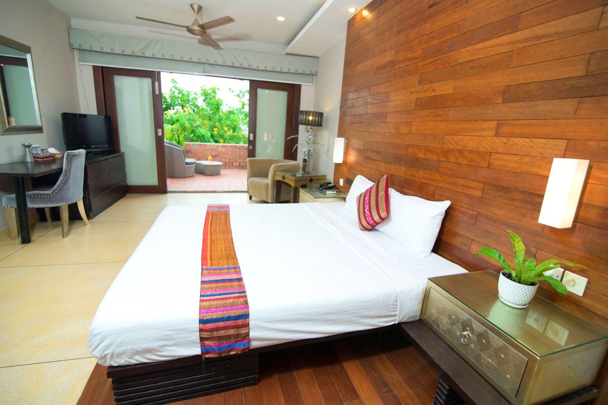 Riverview Cambodia Boutique Hotel プノンペン エクステリア 写真