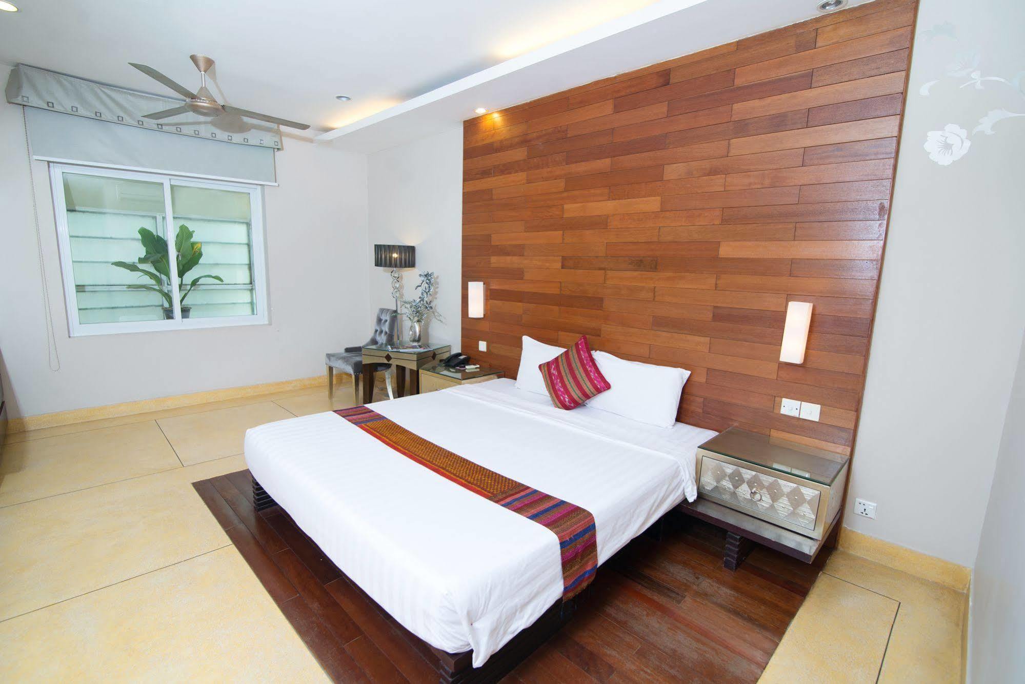 Riverview Cambodia Boutique Hotel プノンペン エクステリア 写真