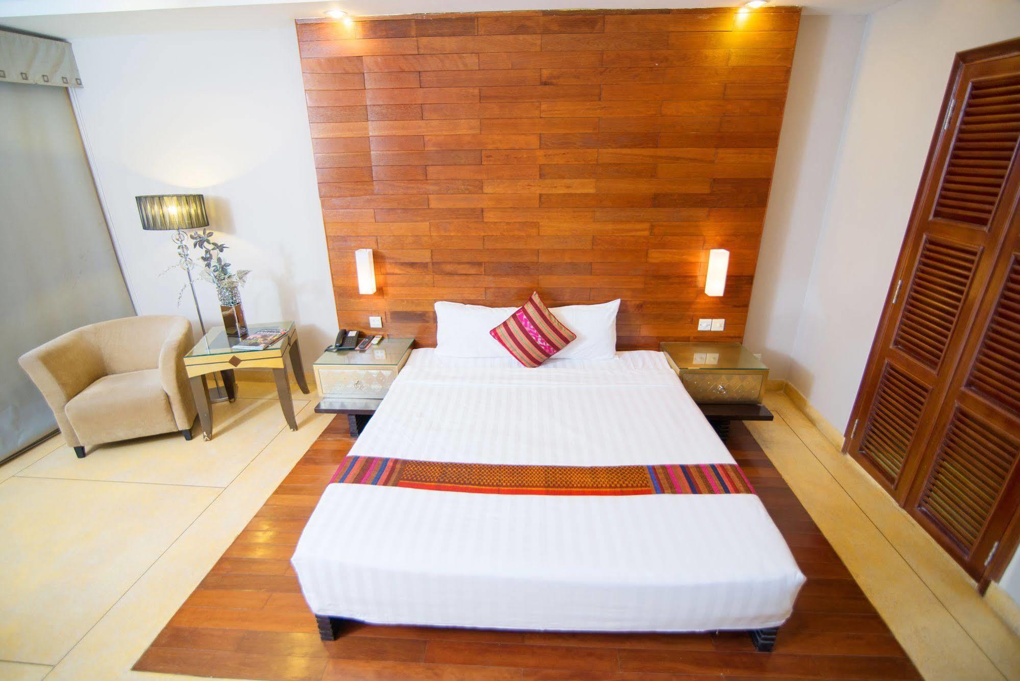 Riverview Cambodia Boutique Hotel プノンペン エクステリア 写真