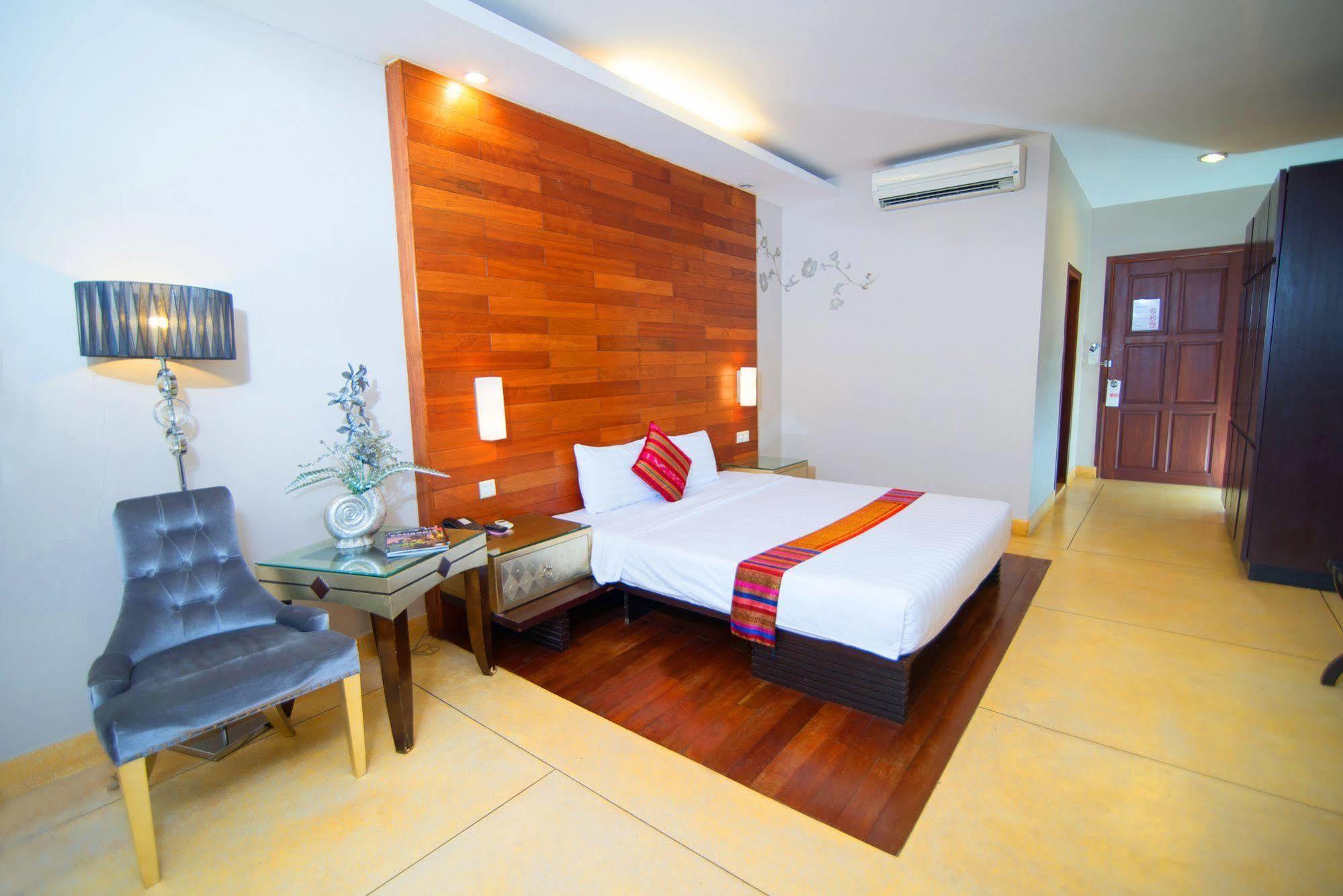 Riverview Cambodia Boutique Hotel プノンペン エクステリア 写真