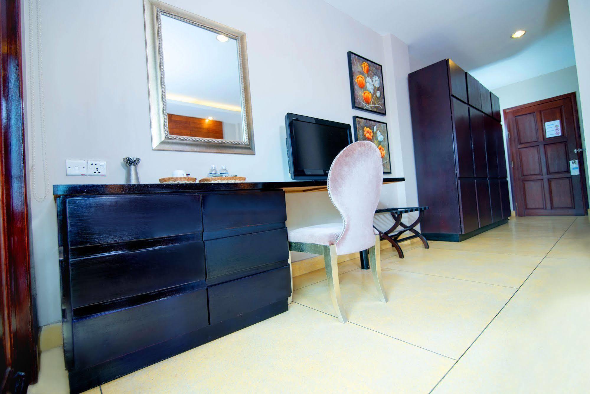 Riverview Cambodia Boutique Hotel プノンペン エクステリア 写真