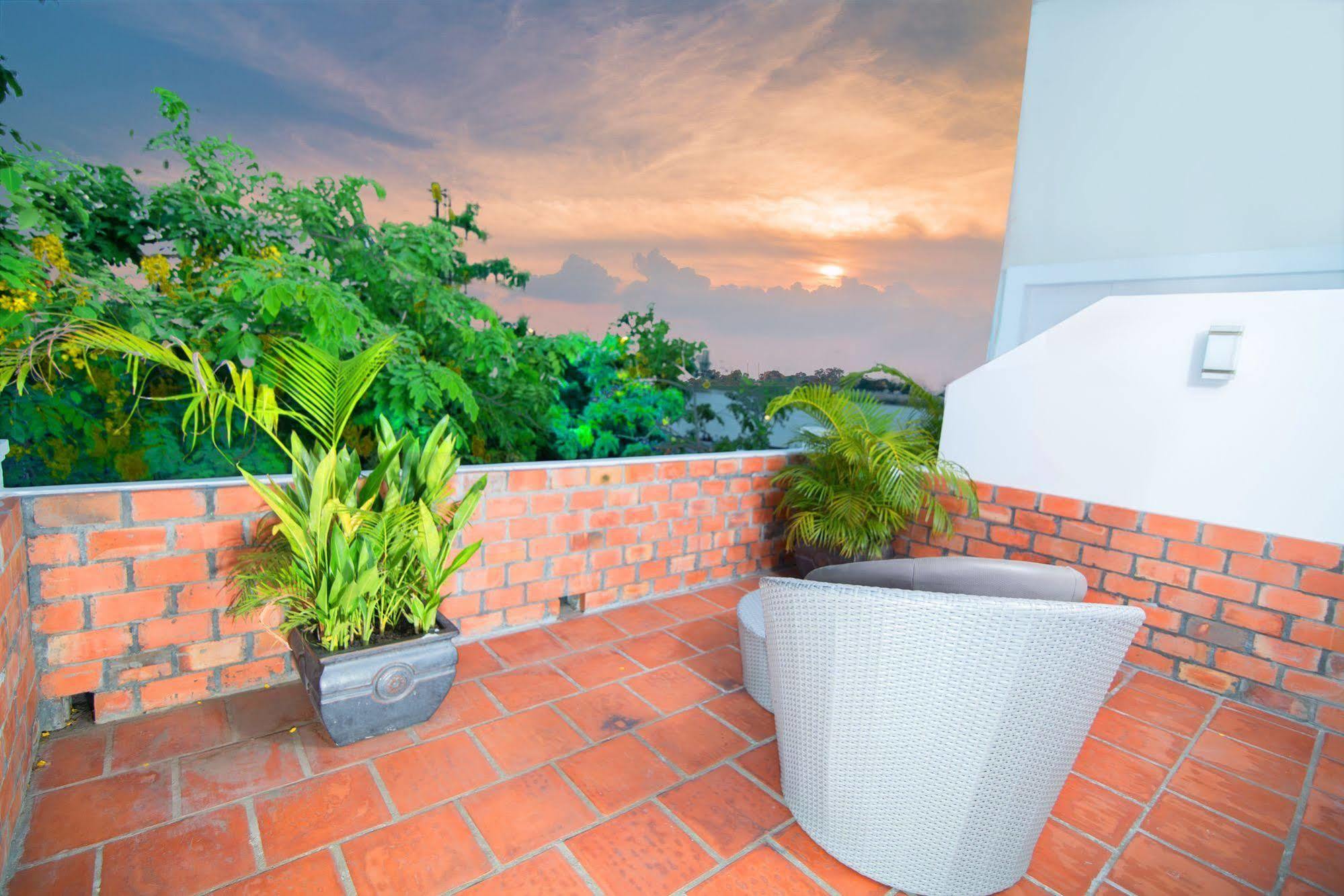 Riverview Cambodia Boutique Hotel プノンペン エクステリア 写真